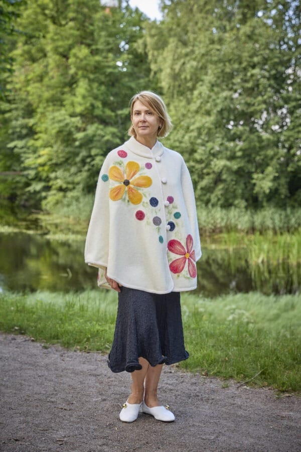 Naiste villane poncho Lotta valge värviliste lilledega