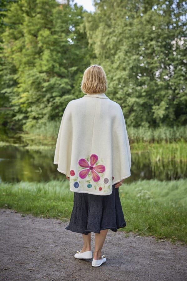 naiste villane poncho Lotta värviliste lilledega selg